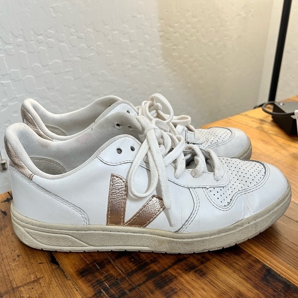 Veja Bicolor Metallic Low-Top Sneakers (8) - Picture 2 of 6